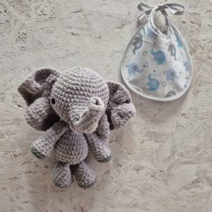 Ensemble naissance : doudou éléphant crochet + bavoir assorti – Cadeau fait main