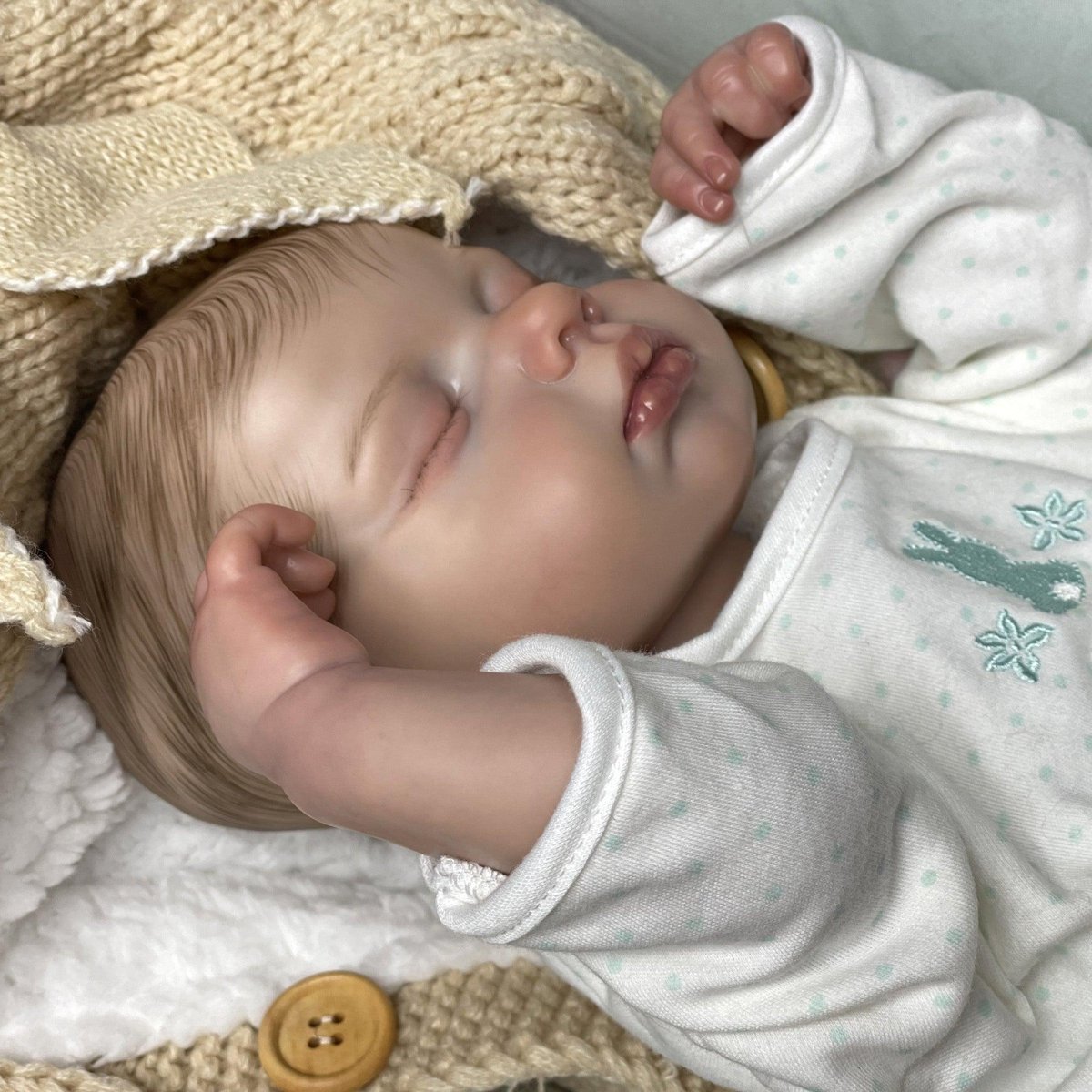 Bébé reborn garçon avec les yeux fermés - Léo – Image 7