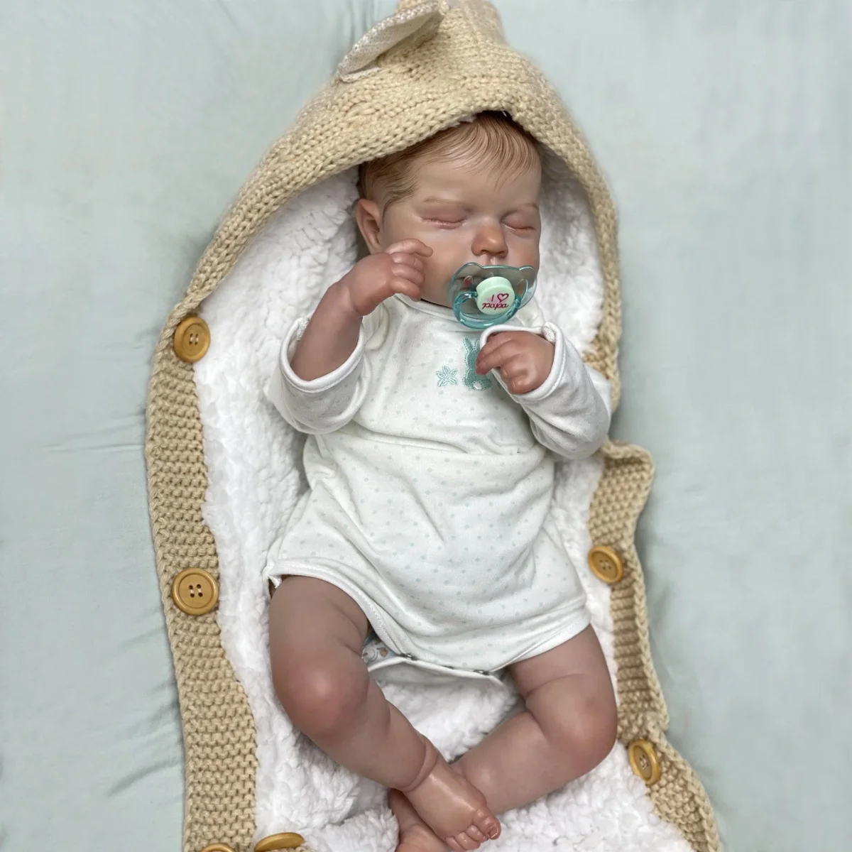 Bébé reborn garçon avec les yeux fermés - Léo – Image 3