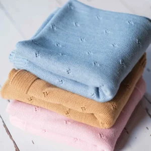 Couverture ajourée en laine