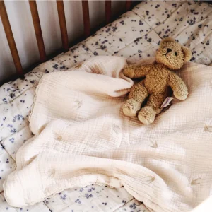 Couverture bébé brodée | Hirondelles – Gentil coquelicot