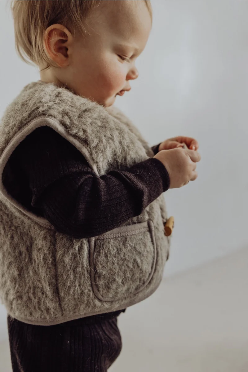 Gilet enfant sherpa laine | Sand – Finch and Fable – Image 5